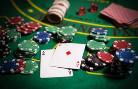 Tabel pembayaran Texas Hold'em Bonus dengan kombinasi kartu dan nilai pembayaran